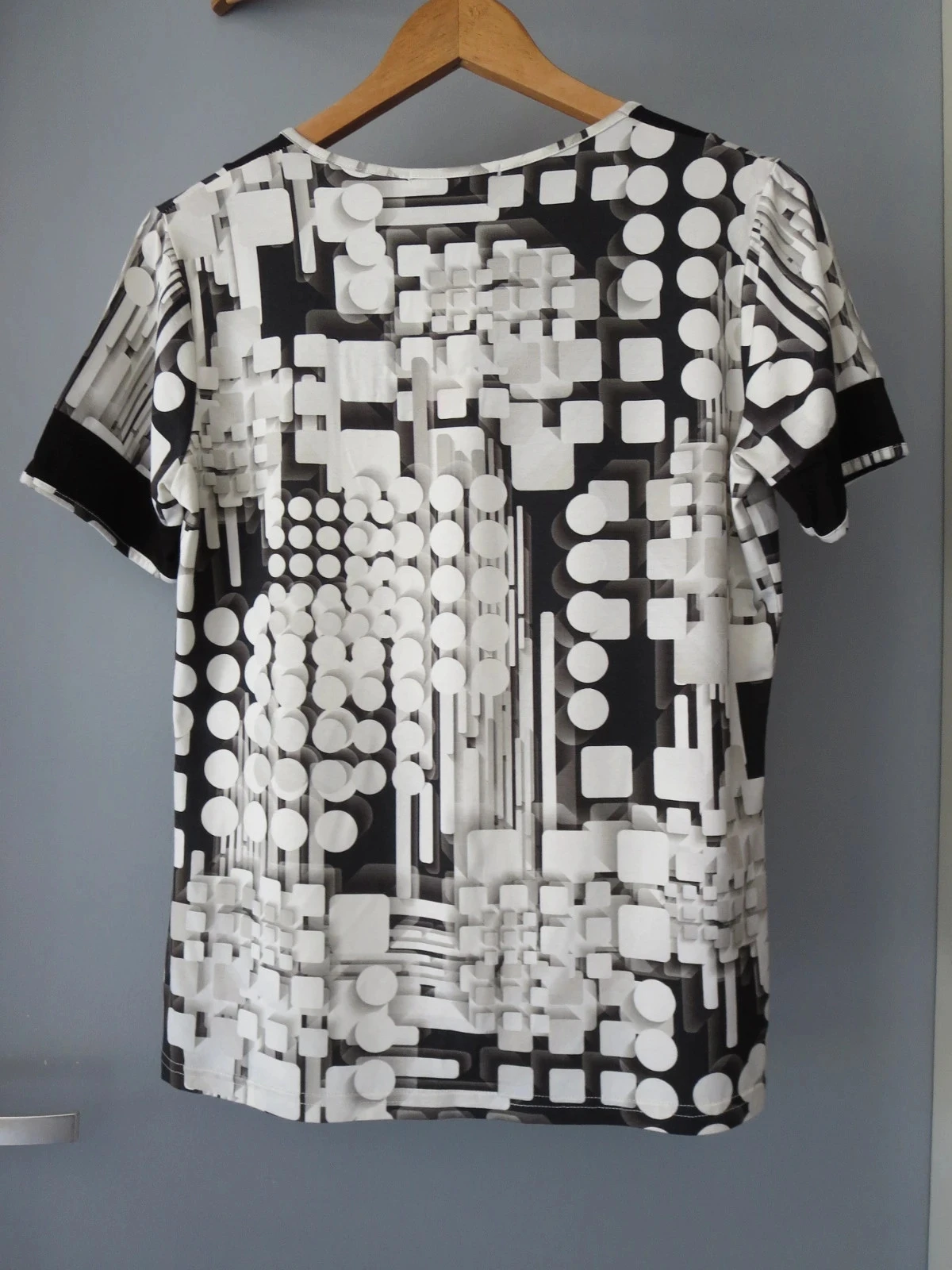Haut T-shirt Portofiori neuf avec étiquette, Taille 38 - Graphique Noir et Blanc – photo 2